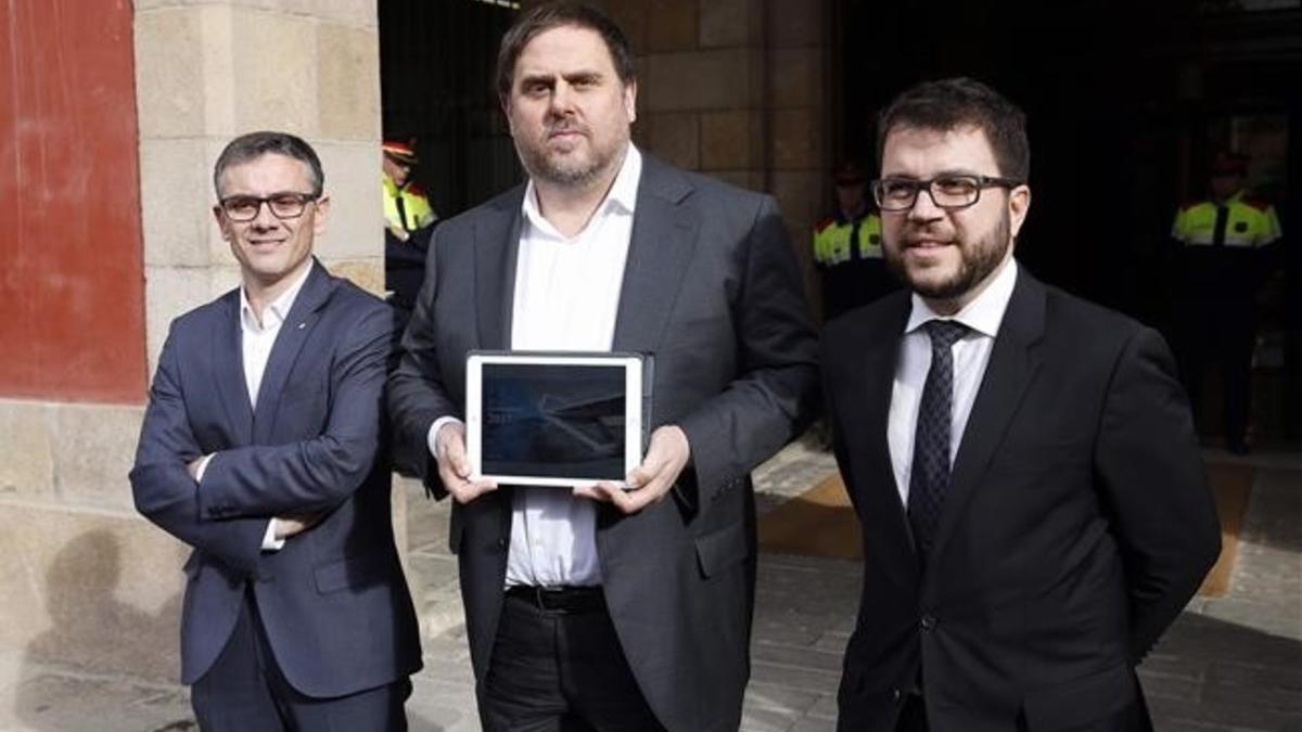 Junqueras, entre Jové (izquierda) y Aragonès, presenta los presupuestos en el Parlament, en noviembre pasado.