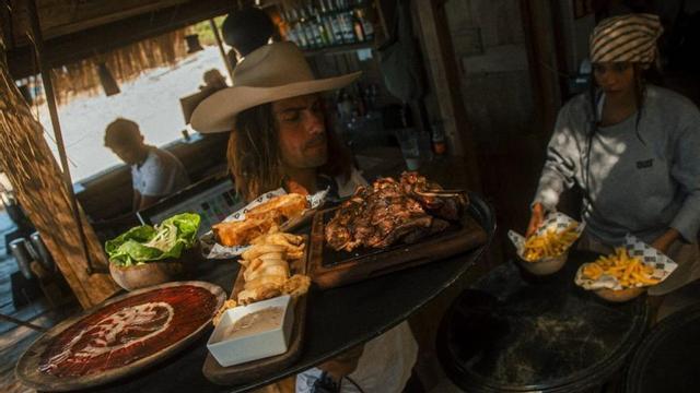 La carta conecta con la despensa de la isla y con una manera de cocinar ligada al entorno. | FOTOS DE DUO