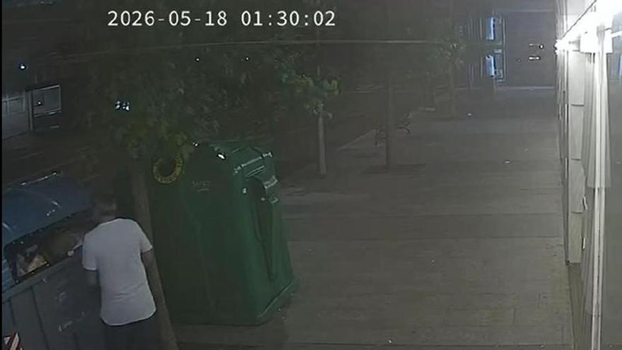 Video | Así ha sido el momento en el que un hombre prende fuego a un contenedor en Cáceres.