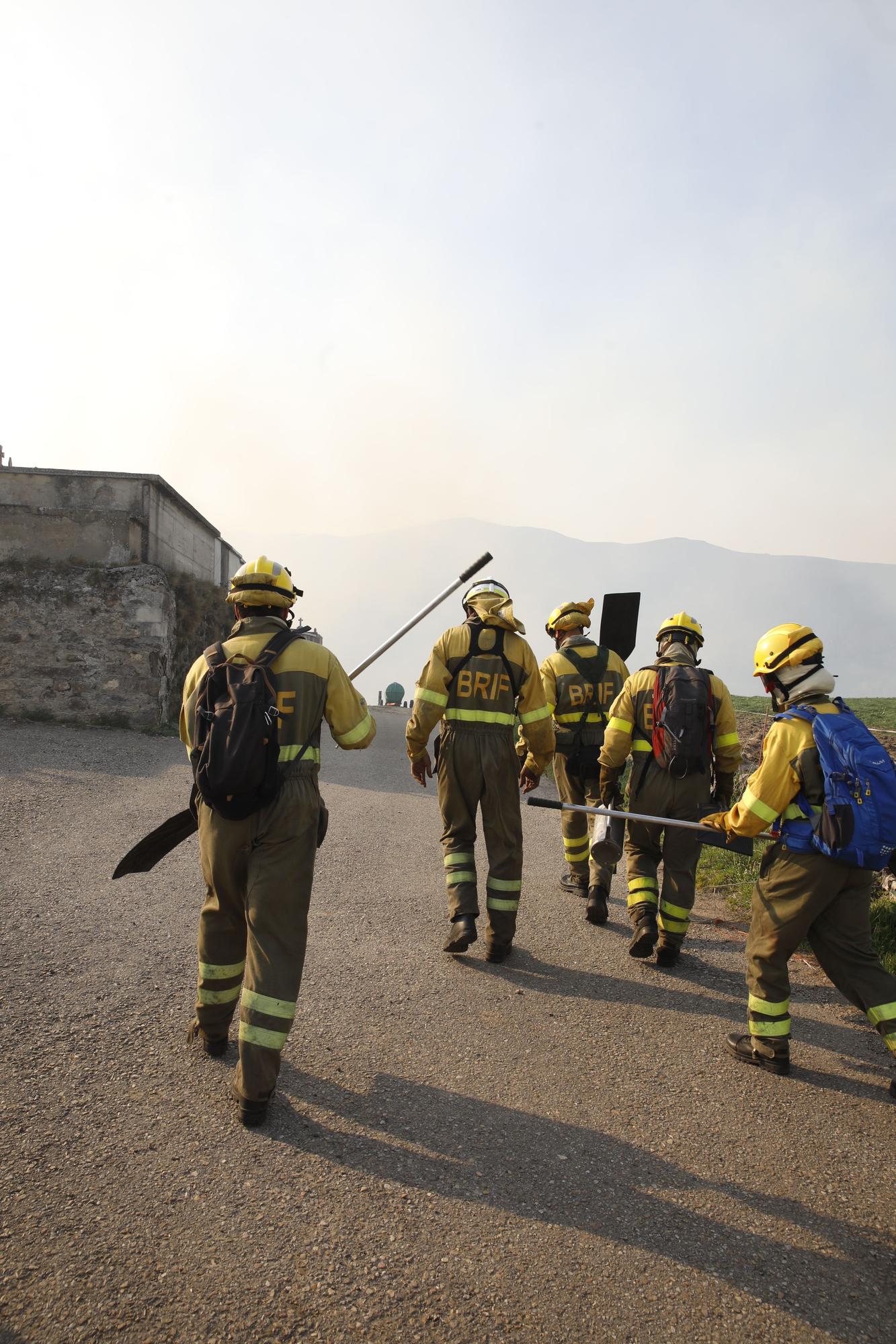 Las imágenes del preocupante incendio en Tineo