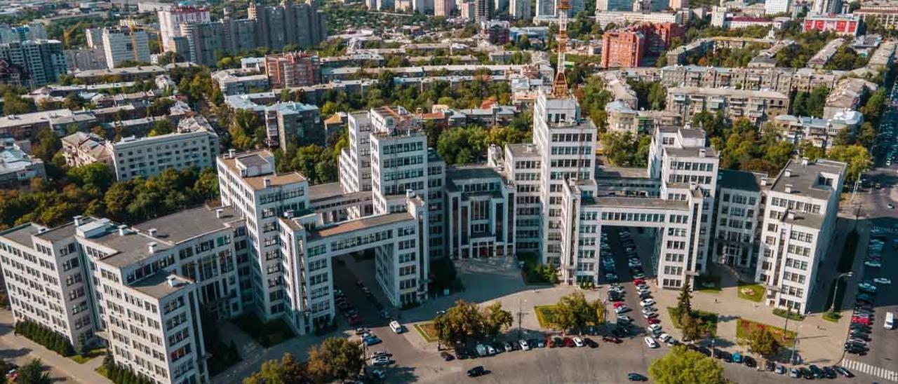 Edificios en la plaza de la Libertad de la ciudad de Kharkov, en Ucrania.
