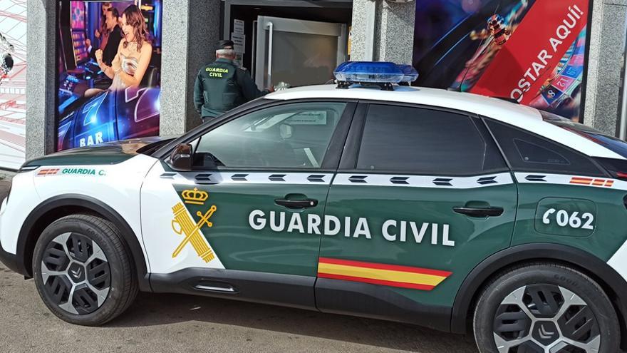 Un coche de la Guardia Civil frente a un salón de juegos.