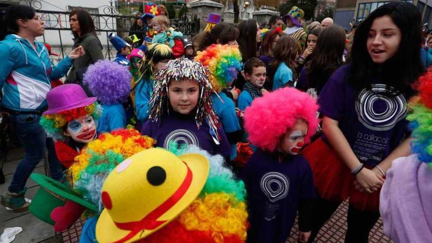 Niños, padres y profesores, al inicio del desfile en Las Vegas.