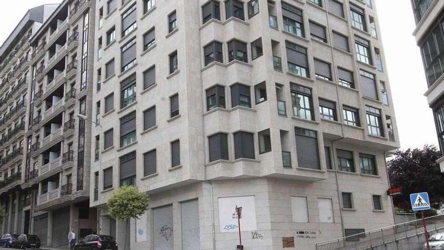 Edificio de la calle Salvador Dalí, entre el centro y O Couto, donde intentaron robar los ladrones. // Iñaki Osorio