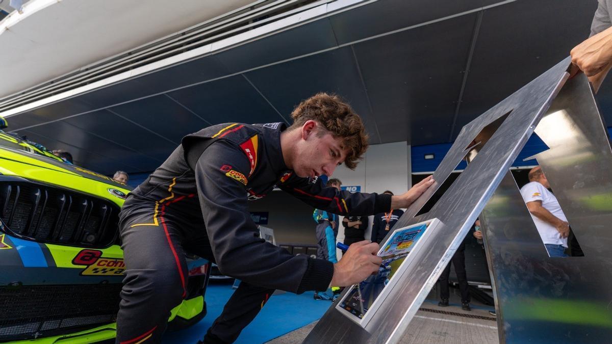 Hugo Latorre, en el ‘box’ de su equipo durante una de las carreras disputadas en la Península.