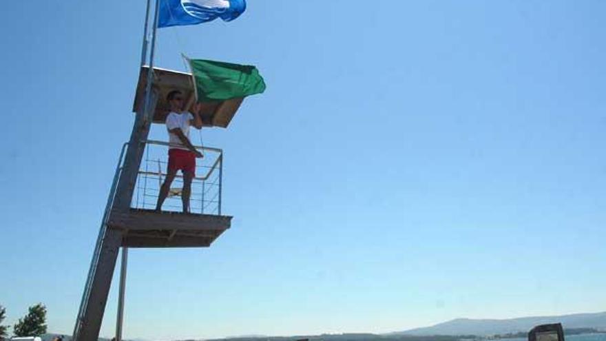 La presencia de socorristas es fundamental en arenales con Bandera Azul como O Bao (A Illa).  //  I. Abella