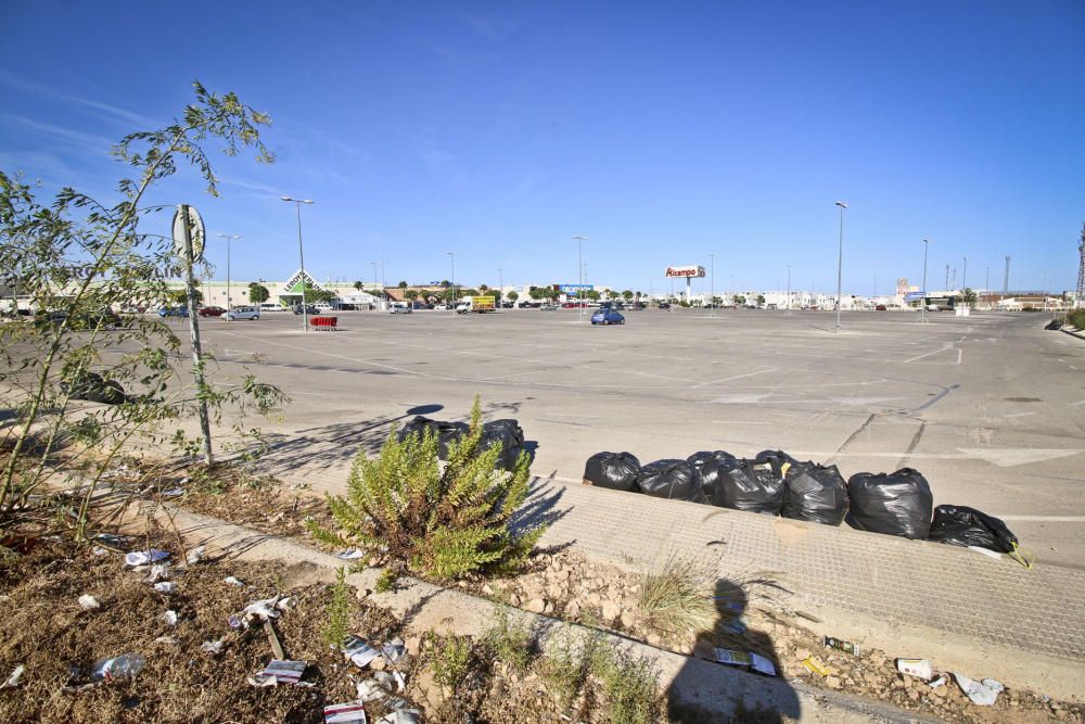 La basura se acumula en las calles de Orihuela Cos