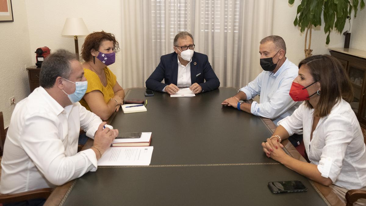 La primera reunión celebrada este lunes fue con representantes del PP.