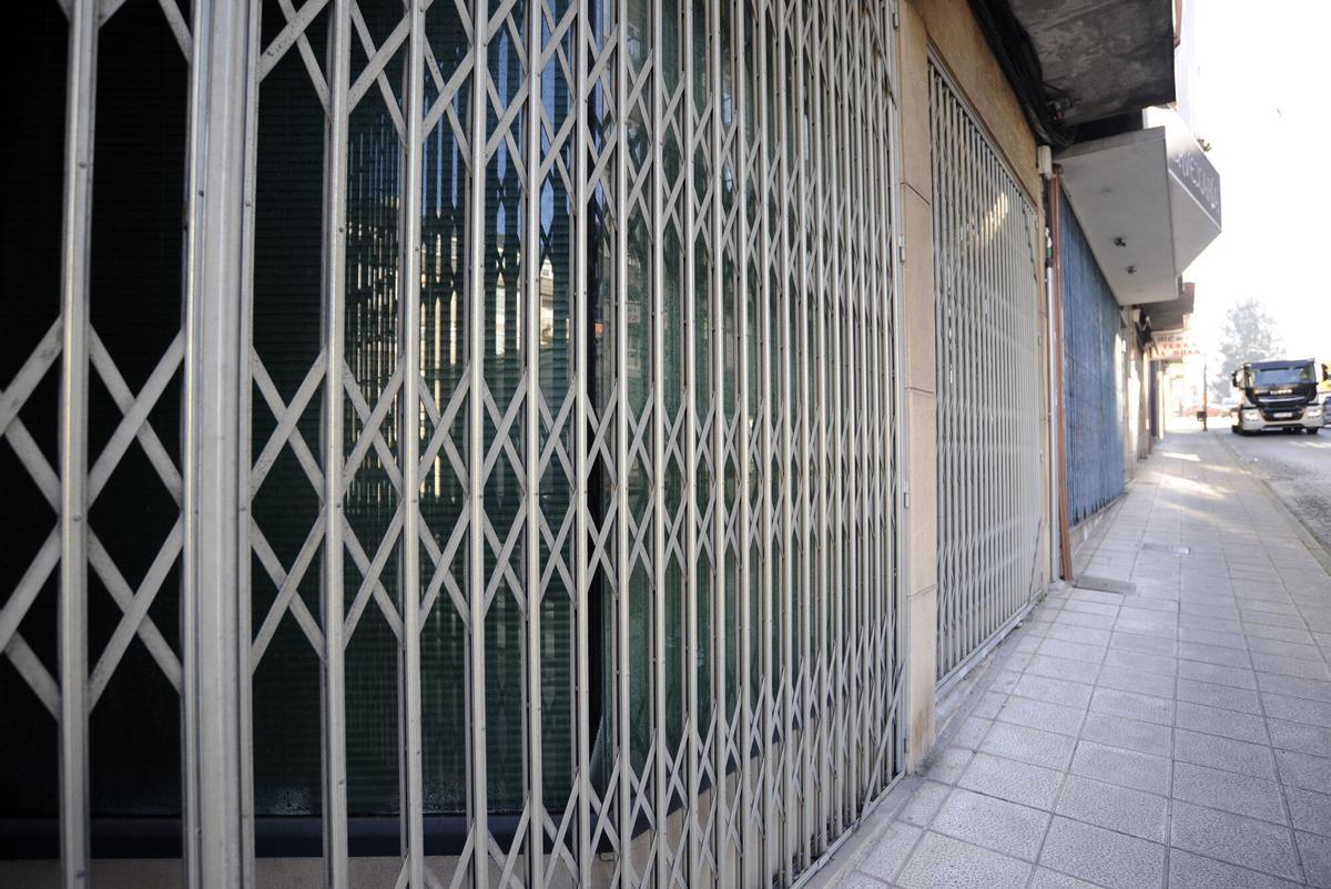 A ESTRADA. REPORTAJE BAJOS LOCALES COMERCIALES VACIOS CERRADOS EN LA AVENIDA DE SANTIAGO CON OPINIONES DE O XULIA Y BAR OASIS
