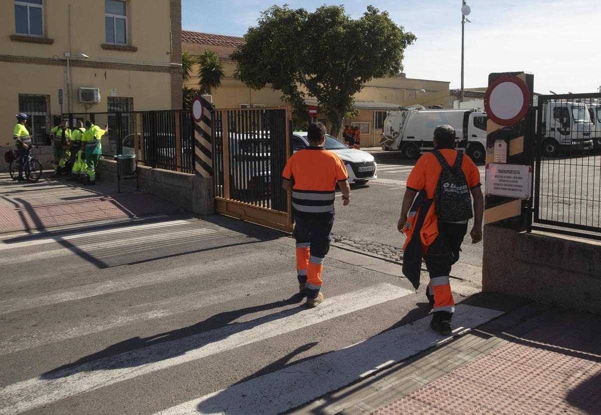 Empleados de la SAG acuden a su puesto de trabajo.