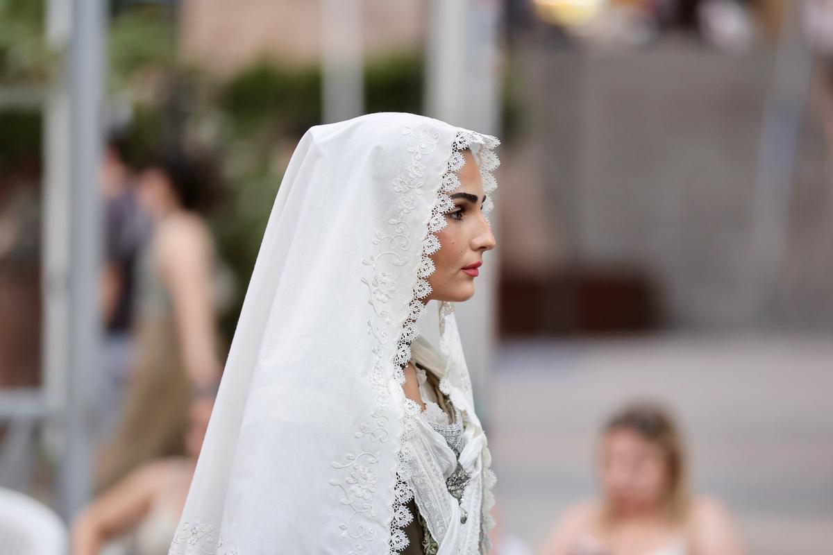 Primera sesión de la Ofrenda en las Hogueras de Alicante con mucha presencia fallera