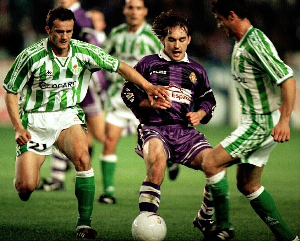 Vidakovic (izq) y Jaime (dcha), ambos del Real Betis, disputan un balón con Chema, de Real Valladolid, durante el encuentro aplazado de Liga que ambos equipos han jugado esta noche en el estadio "Benito Villamarín" de Sevilla. FUTBOL. REAL BETIS, REAL VALLADOLID
