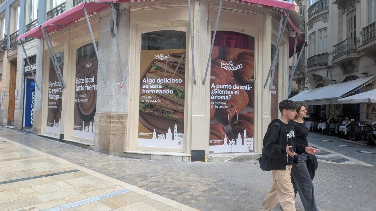 El antiguo local de la pastelería Lepanto, en la calle Larios de Málaga, ya luce los carteles anunciado la apertura de La Canasta.