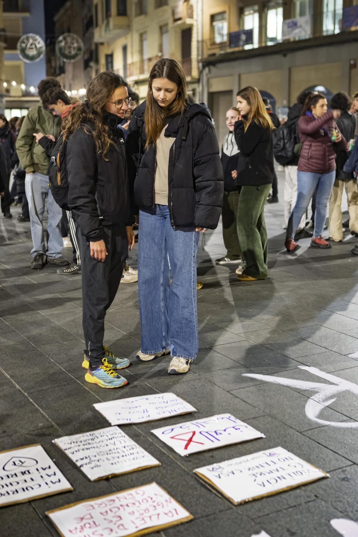 Dues participants en l'acte d'aquest vespre llegint els missatges a les cartulines que hi han deixat