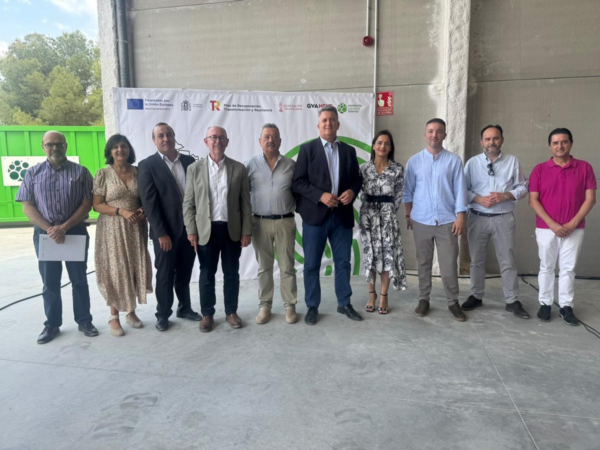 Representantes institucionales tras la visita a la planta de Llíria.