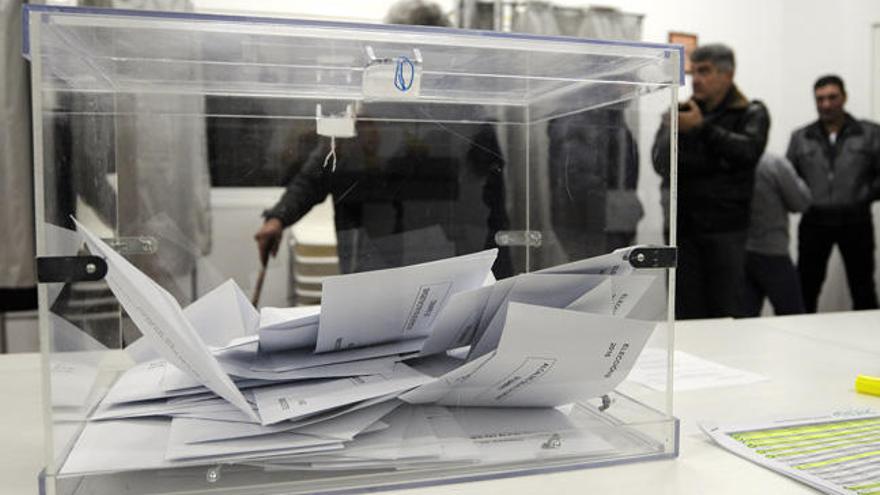 Una urna con votos en las pasadas elecciones. // Bernabé / Javier Lalín