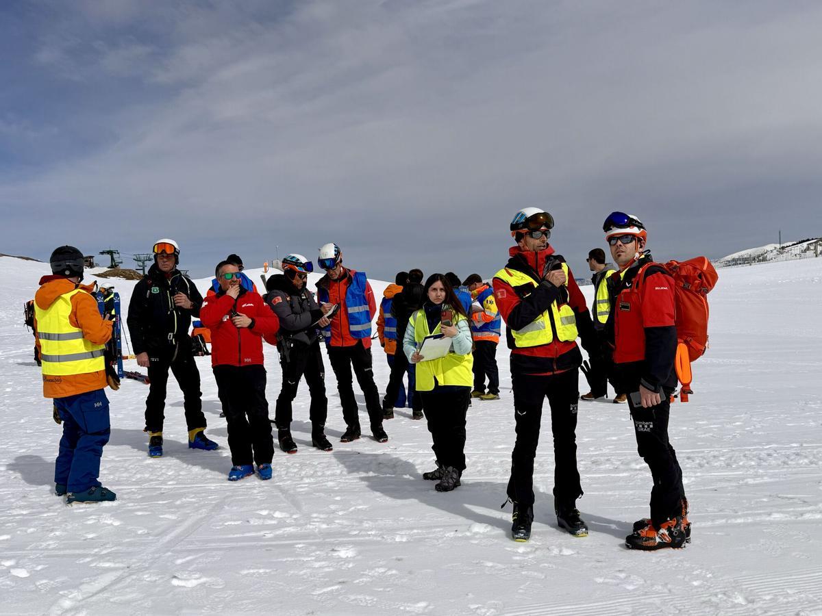 Responsables de l’operatiu observant eldesenvolupament del simulacre d’allà amb víctimes a La Molina Responsables de l’operatiu observant eldesenvolupament del simulacre d’allà amb víctimes a La Molina