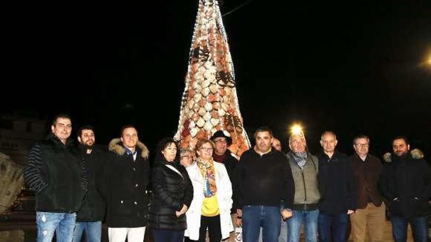 Pablo Agrelo y otros colaboradores de Emgrobes, durante el montaje. // Muñiz