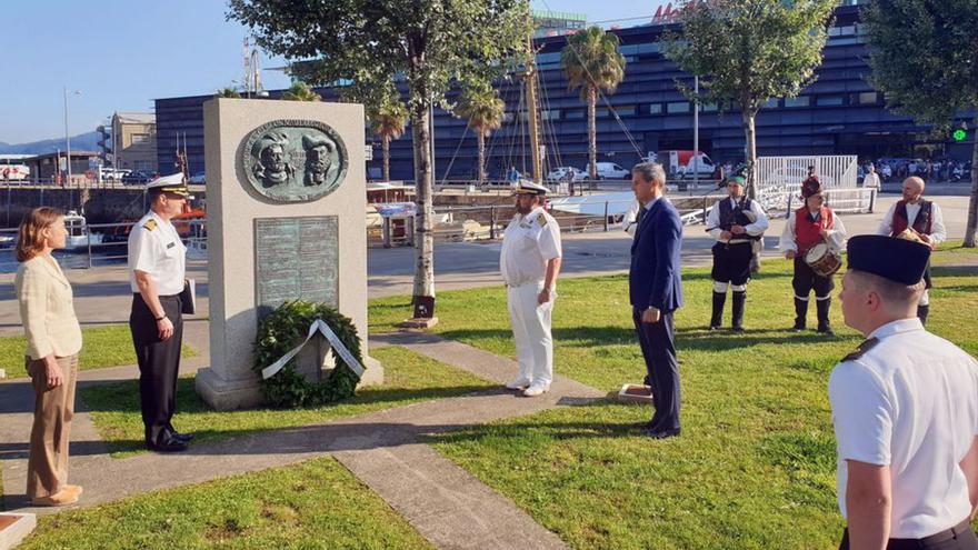 Ofrenda floral a Magallanes y Elcano en A Laxe.   | // MARTA G. BREA