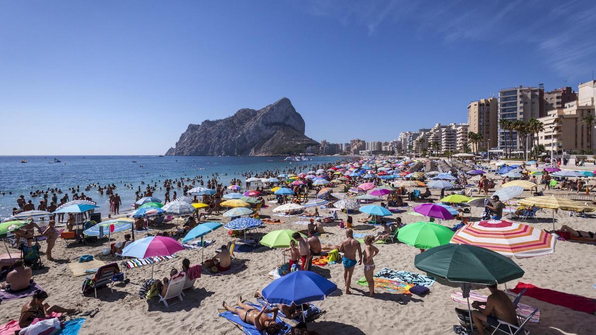 La Fossa de Calp, una playa de bandera | 40 años con la enseña azul, un ...
