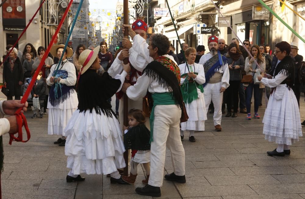Más de 50 bailarines cerraron su calendario de actuaciones con bailes tradicionales en la calle Príncipe