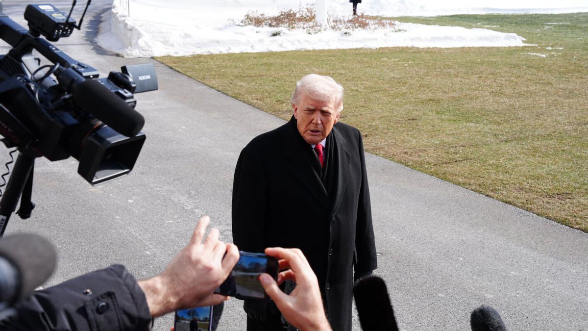 El presidente de Estados Unidos, Donald Trump, habla con periodistas en la Casa Blanca  (EE.UU).