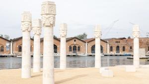 La instalación Keepers of the Krown, de la artista afroamericana Lauren Halsey, al borde de los canales en la Bienal de Venecia.