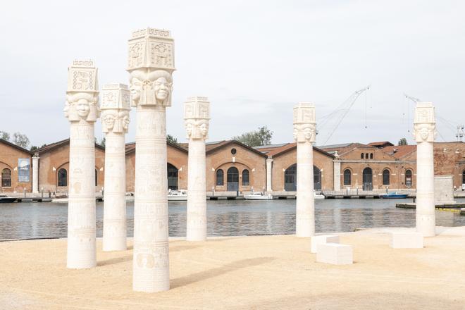 La instalación Keepers of the Krown, de la artista afroamericana Lauren Halsey, al borde de los canales en la Bienal de Venecia.