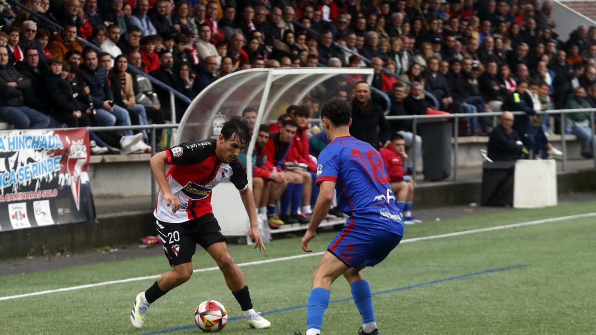 El vilagarciano Martín Diz encara a un rival durante el duelo con el Betanzos en Vilaxoán.