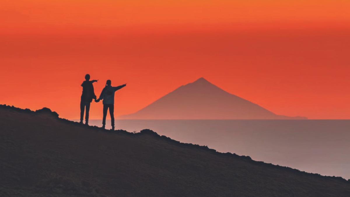 Imagen del Teide tomada desde Lanzarote al atardecer desde el Monumento Natural de Los Ajaches.
