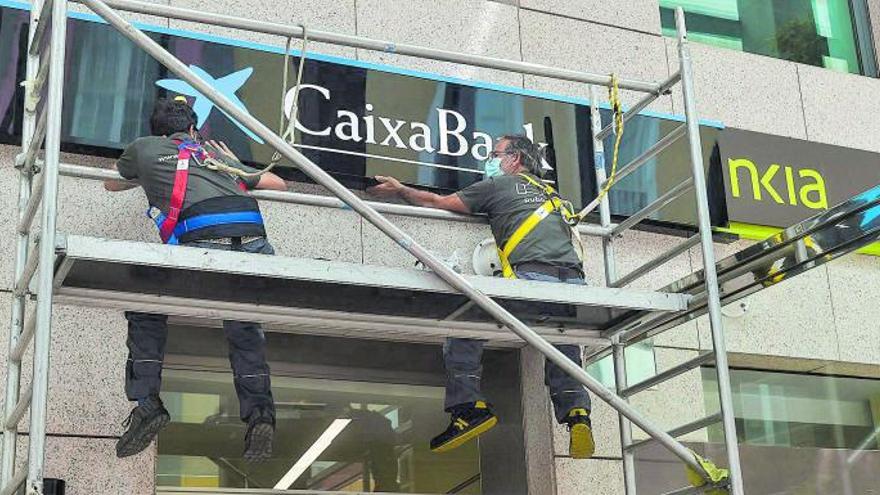 Sustitución de logotipos, Caixabank por Bankia. | | ANDRÉS CRUZ