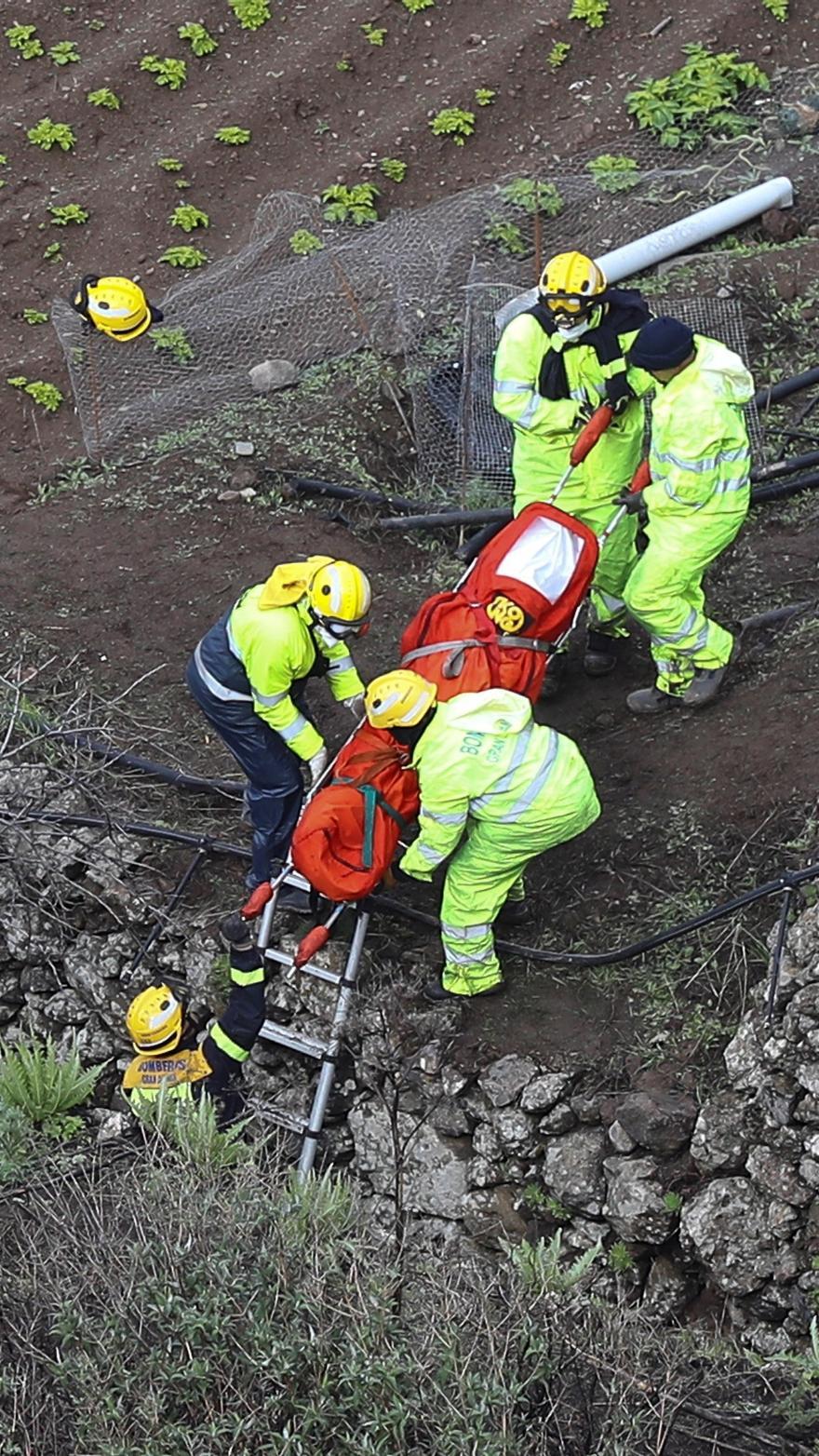 Rescatan los cuatro cadáveres de la familia despeñada en la carretera de Artenara