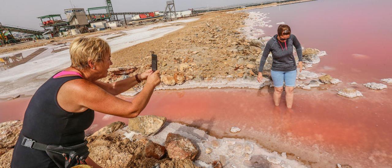 Visitas a la laguna rosa de Torrevieja, que se ha convertido en un foco de atracción turística.