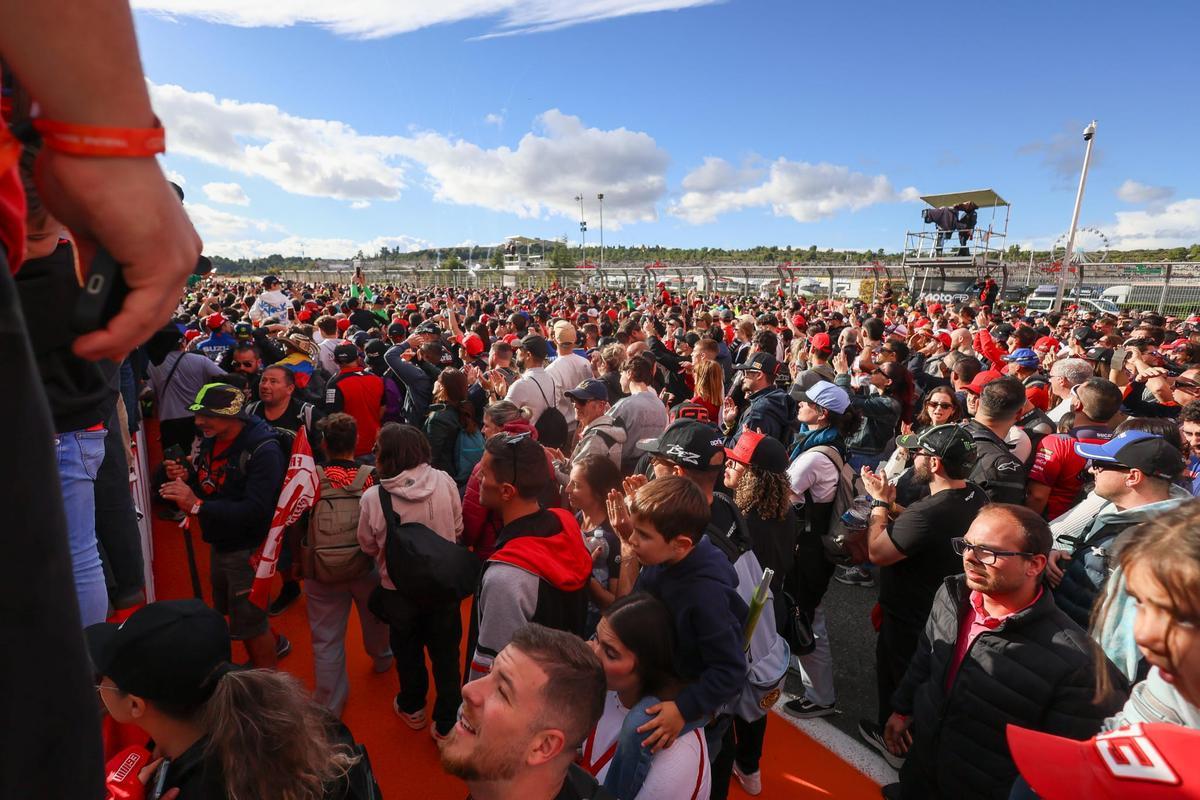 Miles de aficionados invadieron la pista al final para ver el podio de MotoGP
