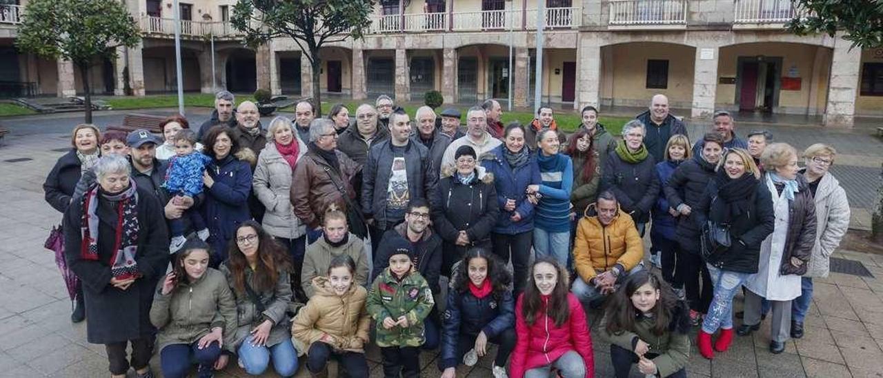 Socios y directivos de las 24 asociaciones vecinales activas en Llaranes, en la plaza Mayor del barrio.