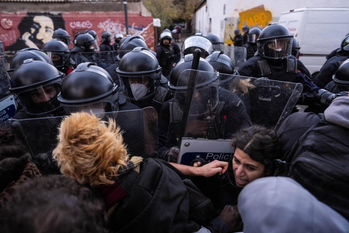 Desalojo del instituto B9 de Badalona
