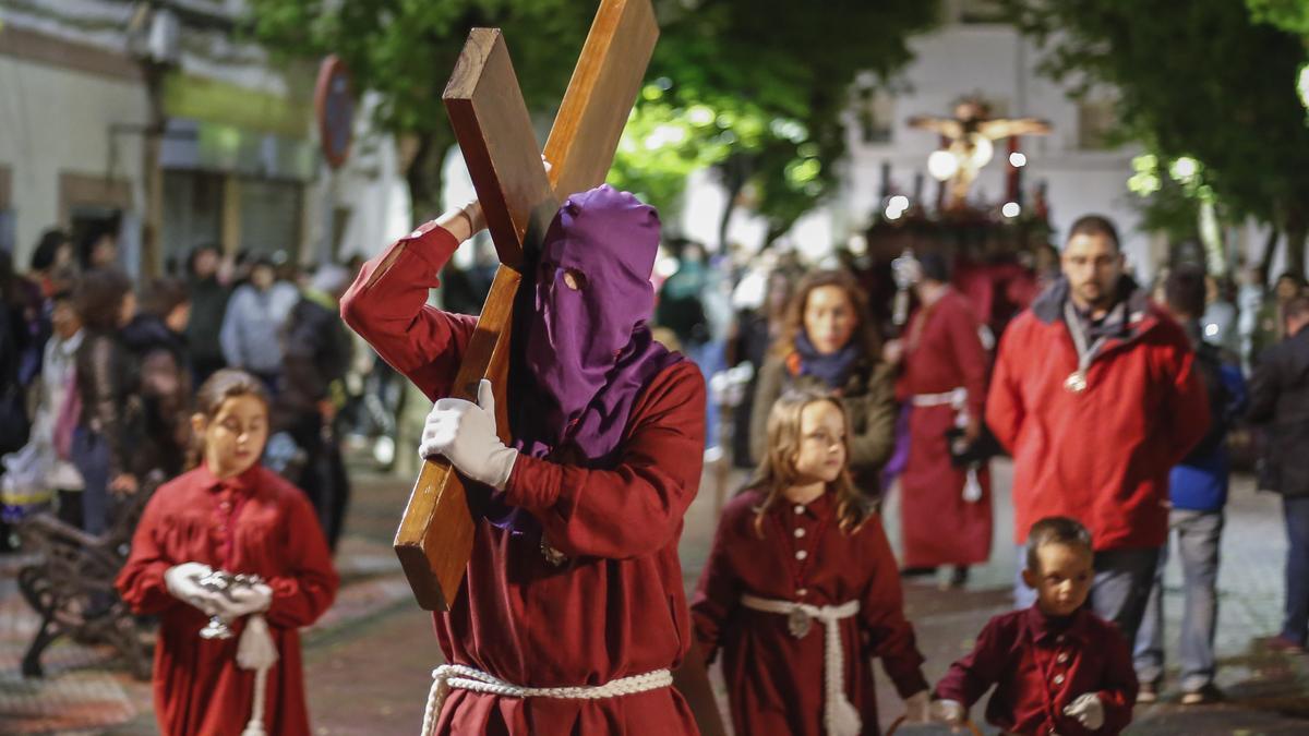 Un penitente en el vía crucis del Cristo de la Preciosa Sangre, esta noche por las calles de Llopis y Espíritu Santo.