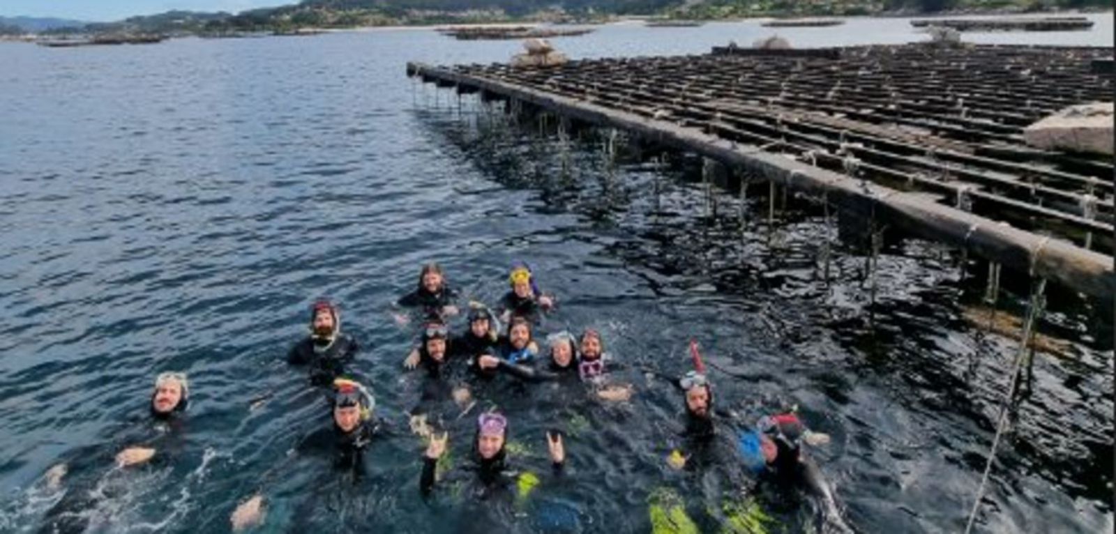 Experiencia de buceadores en el tour de snorkel, junto a una batea en Aldán.   |