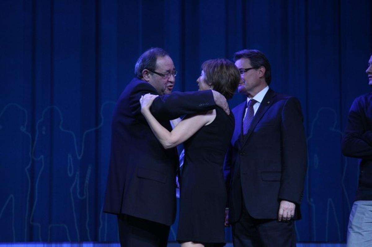 Sánchez de Toledo, ganador del Català de l’Any, abraza a la finalista Forcadell, con el ’president’ Artur Mas detrás.