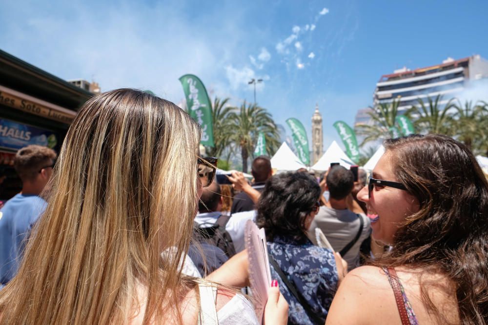 La mascletà de la pirotecnia valenciana Fuegos Artificiales del Mediterráneo hace retumbar la emblemática plaza con un disparo compacto con un potente final terrestre y aéreo