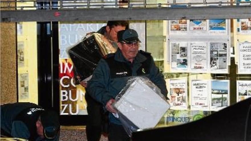 Agents de la Guàrdia Civil amb ordinadors confiscats durant els registres de divendres.