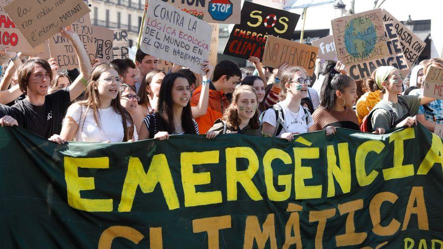 Jóvenes Z protestando contra el cambio climático.