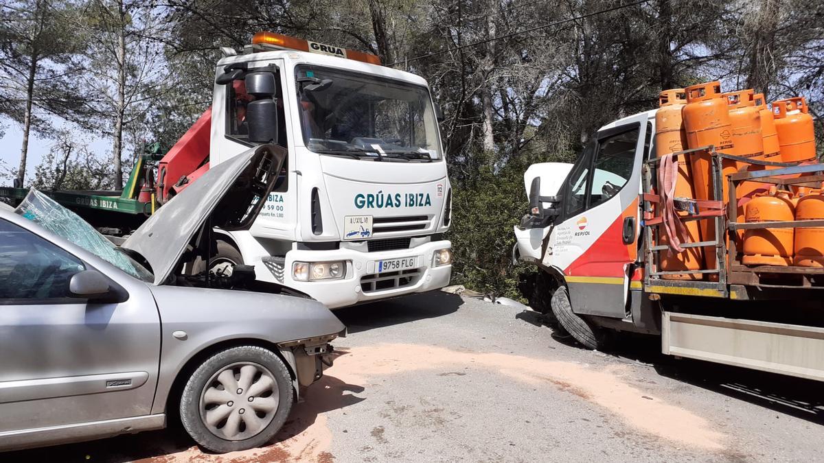 Violento choque frontal en Ibiza entre un camión cargado de butano y un turismo