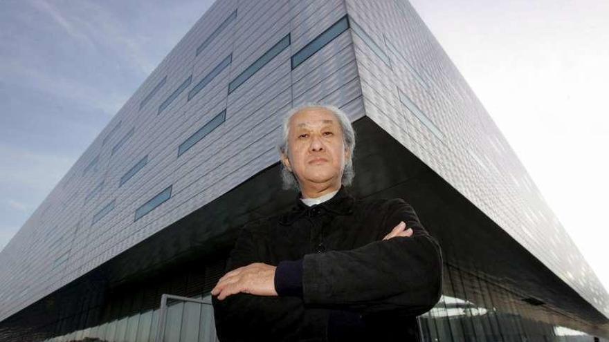 Isozaki posa junto a un edificio obra del arquitecto italiano Pier Paolo Maggiora, en Turín.