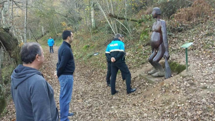 La Policía Local de Llanes examinando a &quot;El pataricu&quot;, ayer.