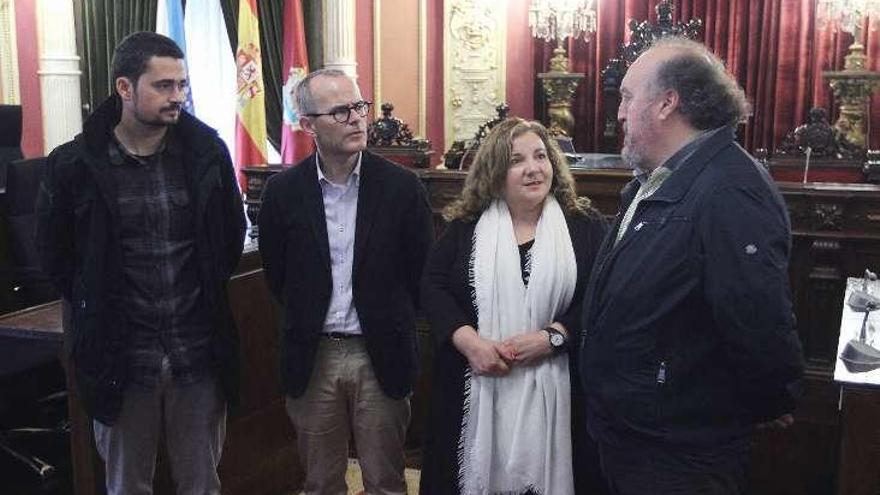 La cónsul, con el alcalde y ediles de DO y OUeC. // Iñaki Osorio