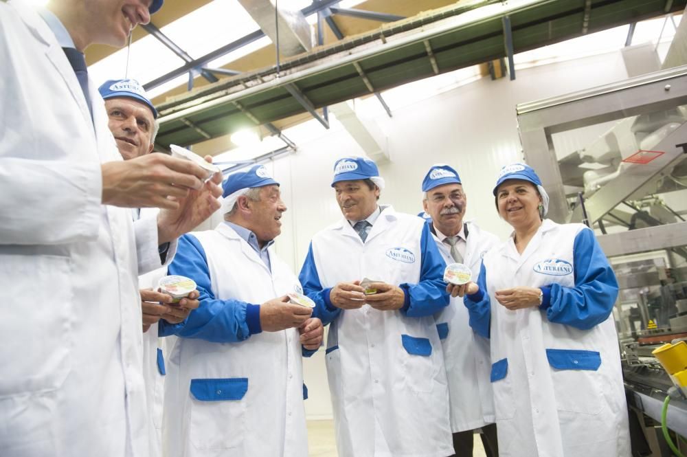 Visita de Javier Fernández a las instalaciones de Central Lechera Asturiana