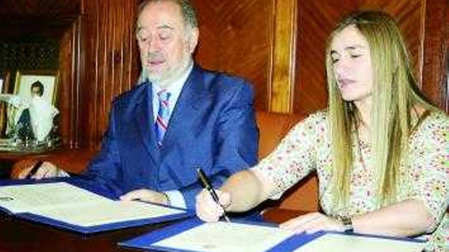 Gabino de Lorenzo y Mónica Oviedo Sastre, ayer, firmando el convenio.