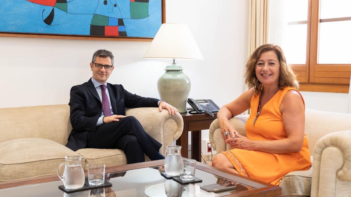 El ministro Félix Bolaños, esta mañana, junto a la presidenta Francina Armengol.