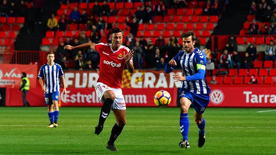 El capitán del Lorca FC, Carlos Peña, pugna por el balón con un rival.